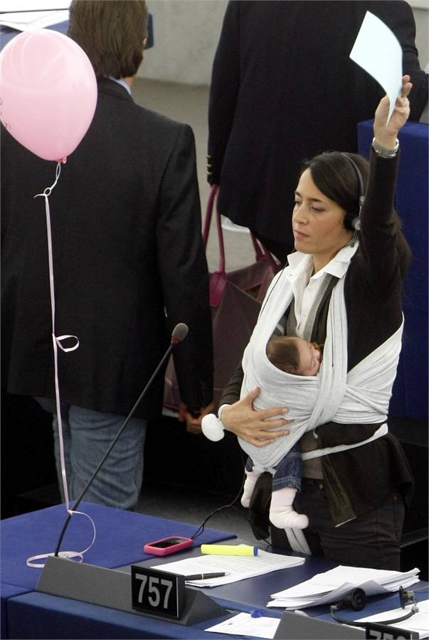 mamma con neonata al parlamento
