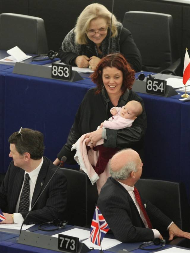 mamma in parlamento con bimba