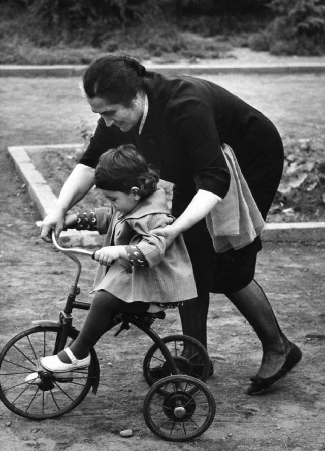 donna con bambina in bici