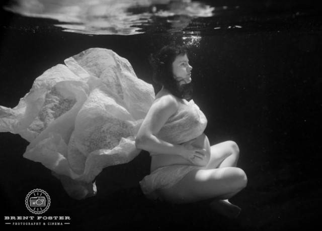 madre con vestito sotto superficie acqua