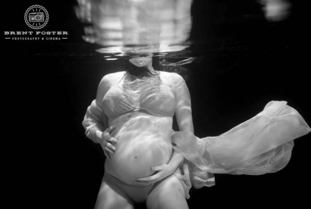 donna con reggiseno sotto acqua