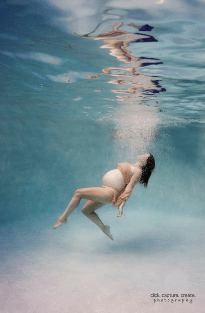 immagine donna si rilassa sotto acqua