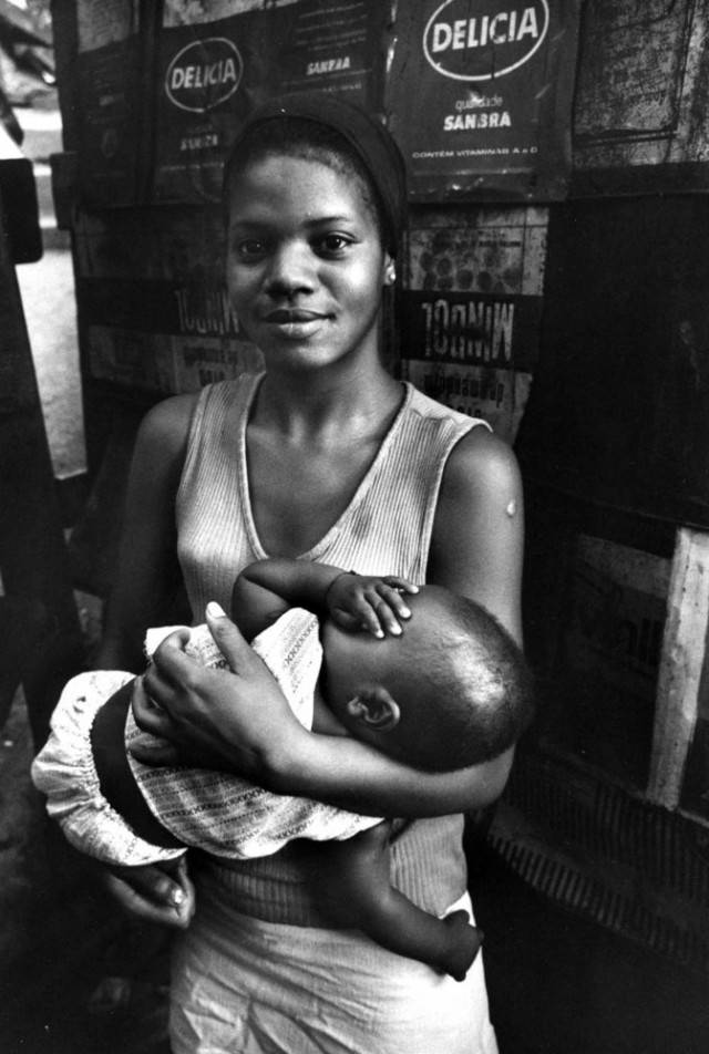 madre con neonato in braccio