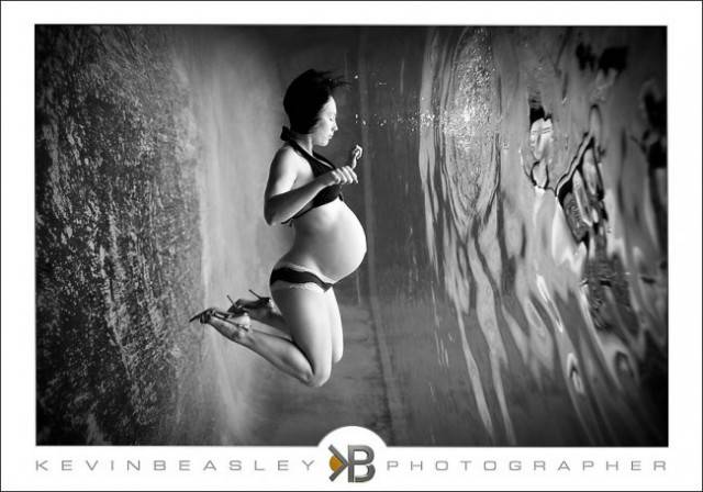 composizione fotografica donna con pancione e acqua