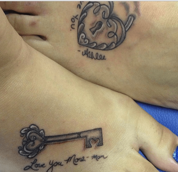 tatuaggio sul dorso piedi