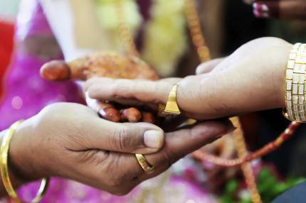 mani durante una cerimonia hindu