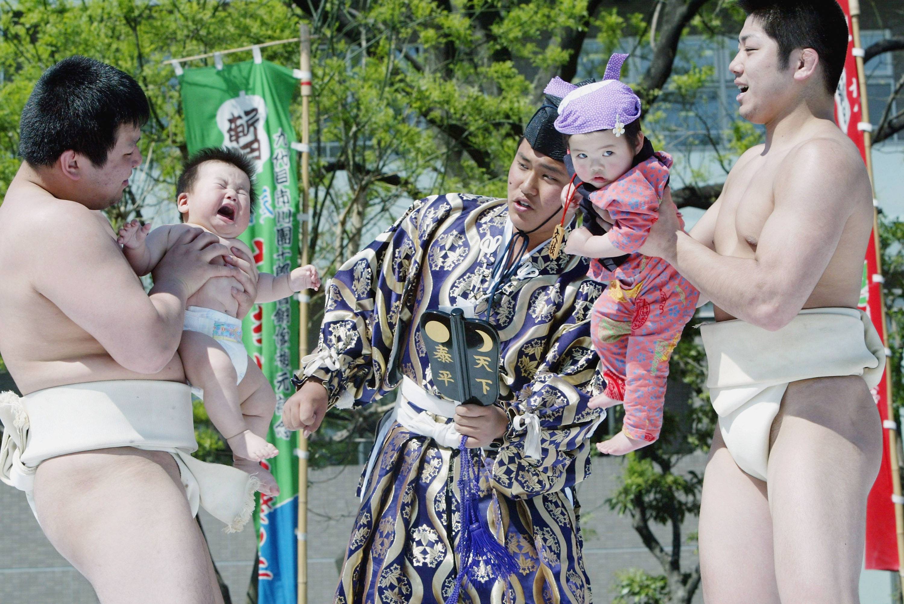 lottatori di sumo con bambiniti