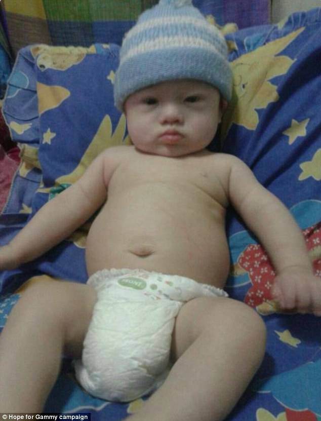 neonato con pannolini