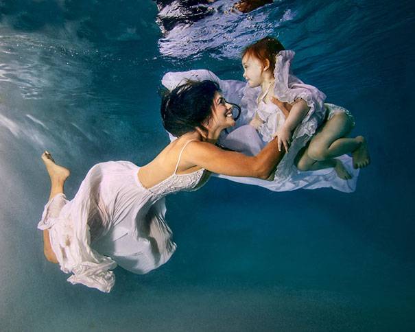 madre e figlia in acqua