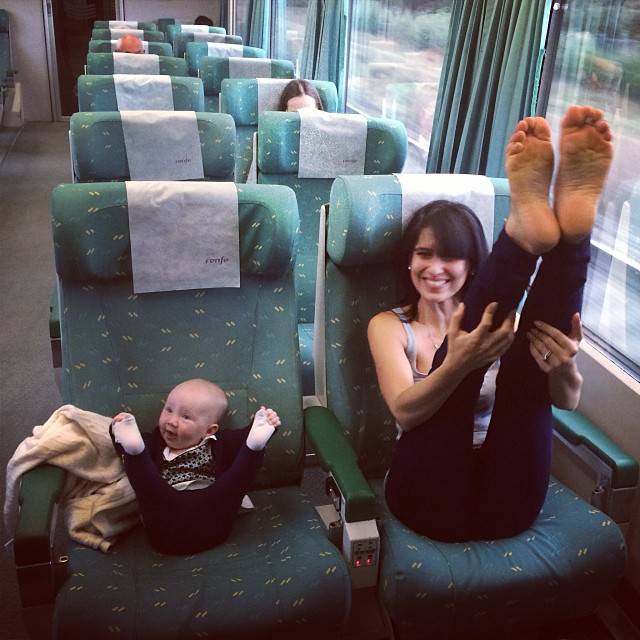 mamma e figlia che fanno stretching in treno