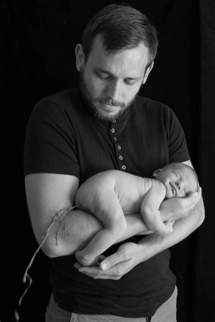 uomo con in braccio bambino