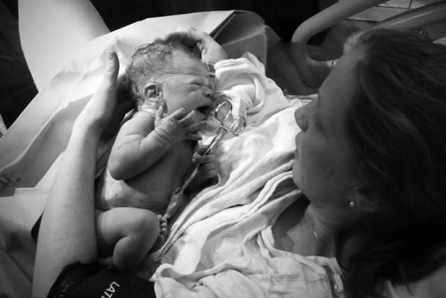 donna tiene in braccio neonato