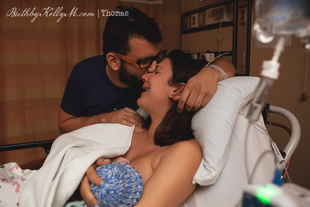 genitori si abbracciano piangendo dopo parto