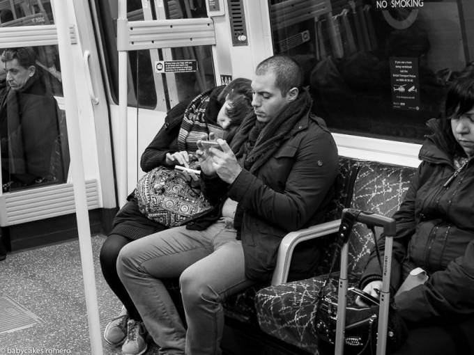 persone in metro guardano telefono