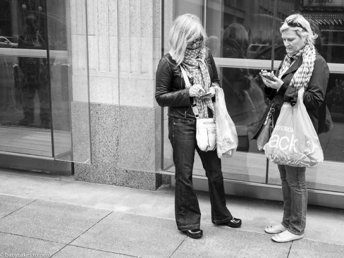 donne con spesa e smartphone