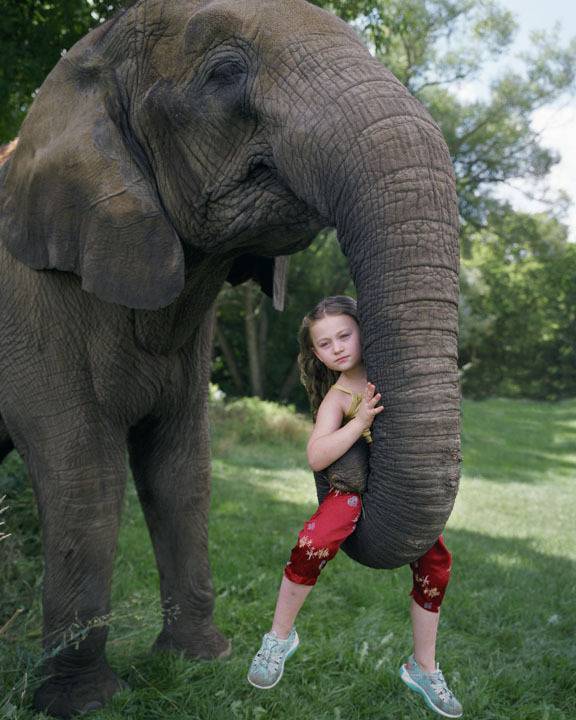 bambina con elefante