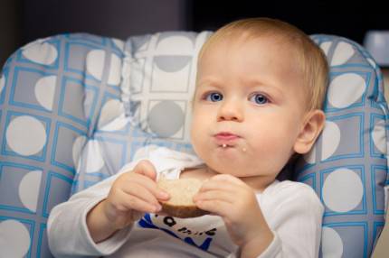 bambina che mangia pane