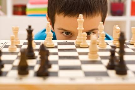 Bambino che gioca a scacchi