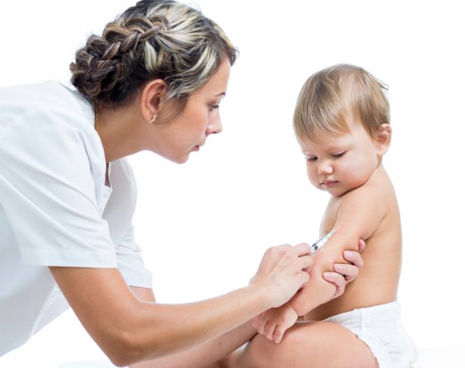 bambina sottopostaa vaccini