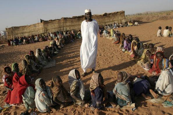 bambini sudanesi a scuola all'aperto