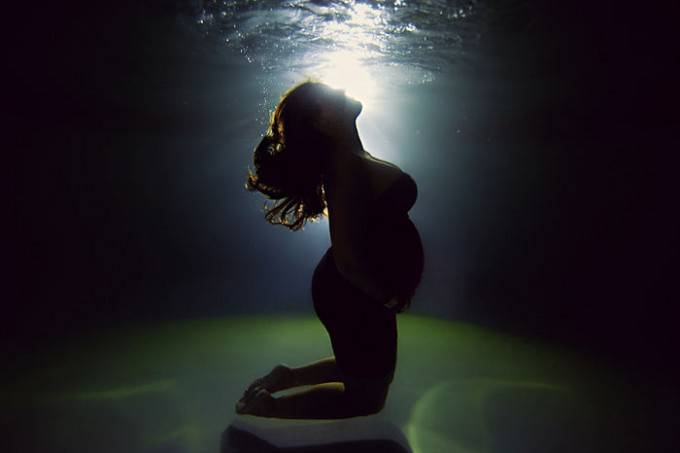 donna incinta nuota