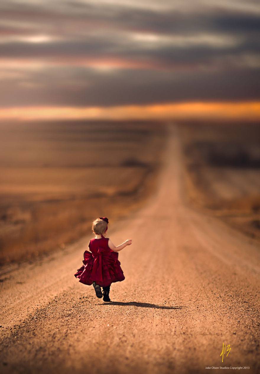 bambina con abito rosso che cammina