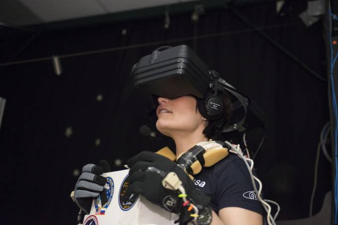 Samantha Cristoforetti prova un casco virtuale