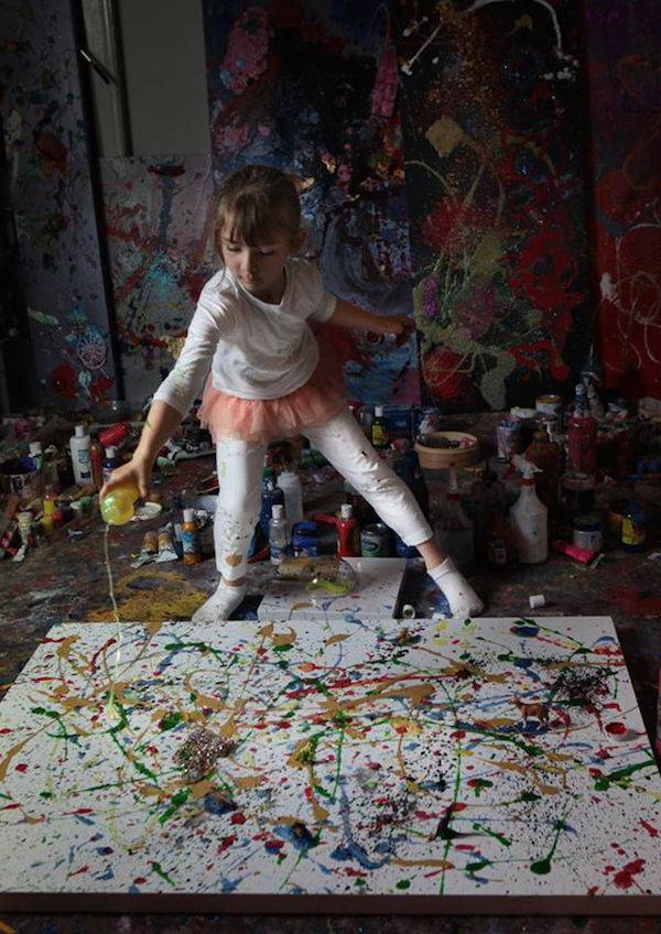 bimba di 7 anni dipinge