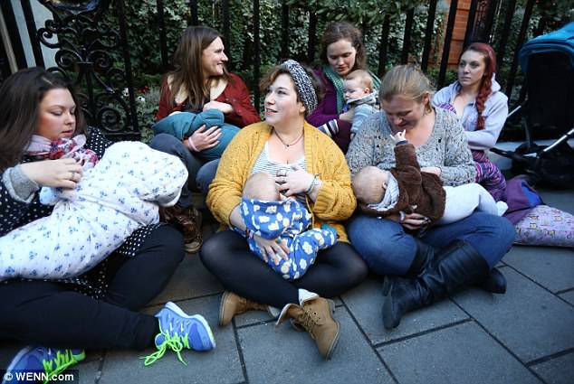 donne che allattano per strada
