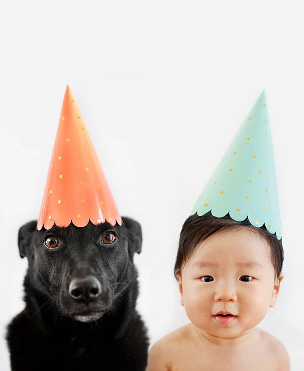 bimbo e cane con cappello festa