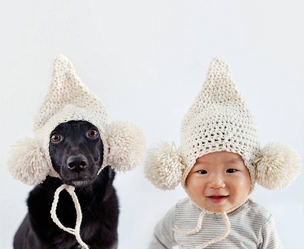 bimbo e cane con cappello a punta
