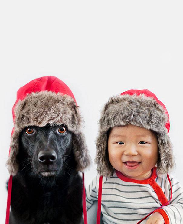 bimbo e cane con cappello invernale