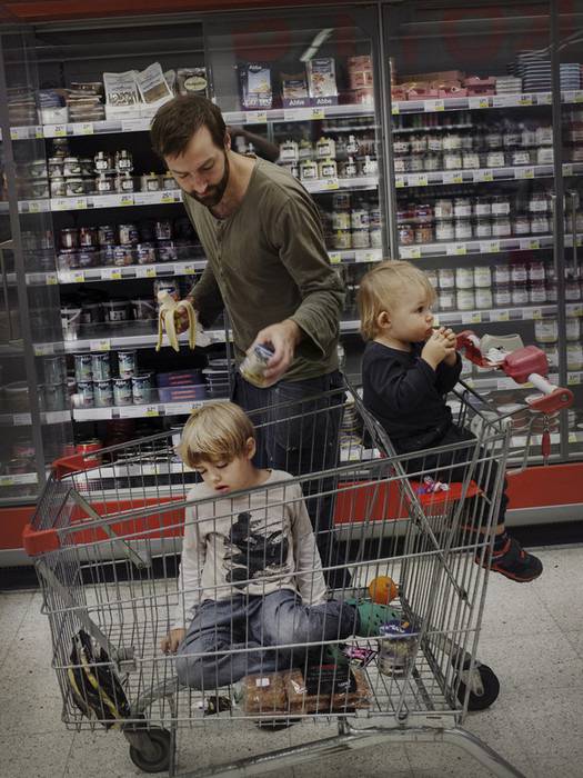 padre al supermarket dei figli