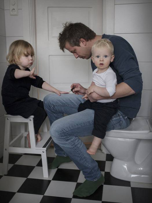 padre insieme ai figli in bagno