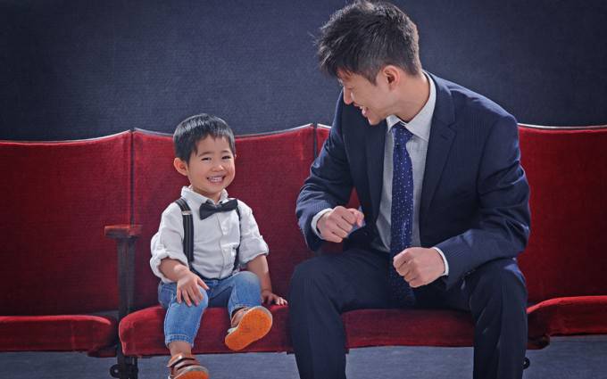 papà e figlio asiatici su un divano