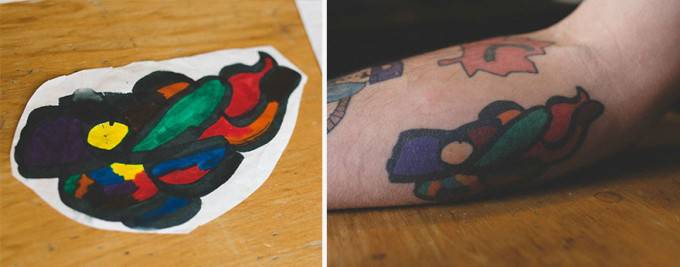 disegno colorato e tatuaggio su braccio