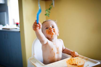 bambino sporco mentre mangia