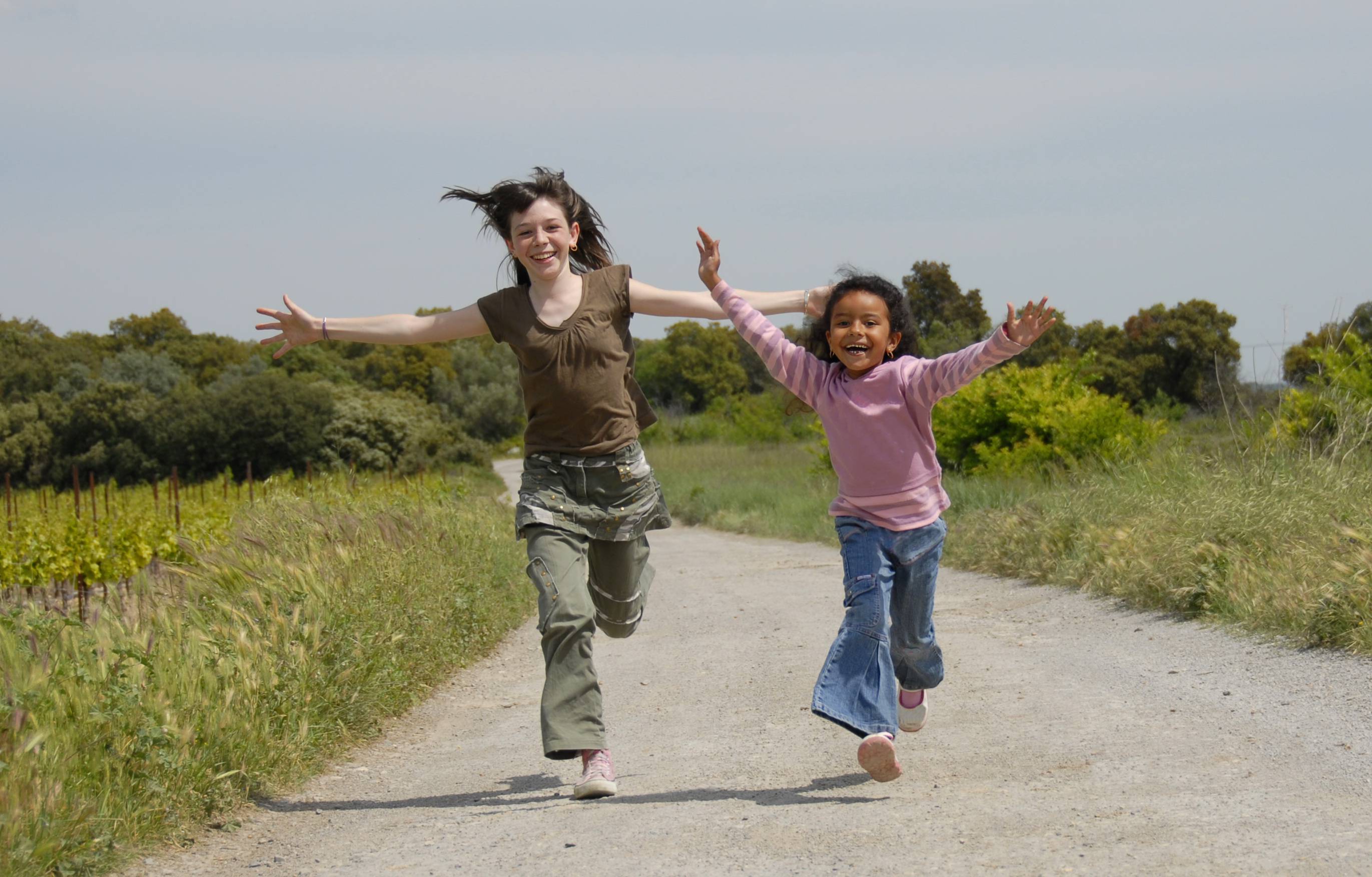 Due bambine di etnie diverse corrono insieme