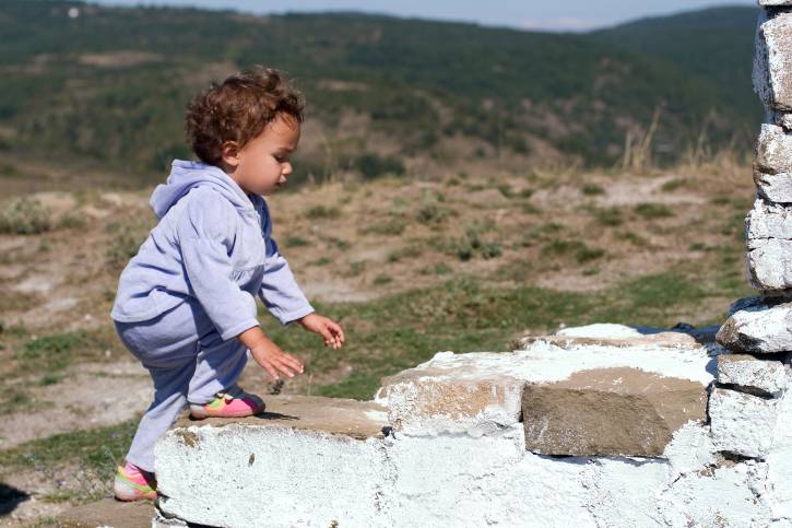 Bambino che prova a "fare da solo"