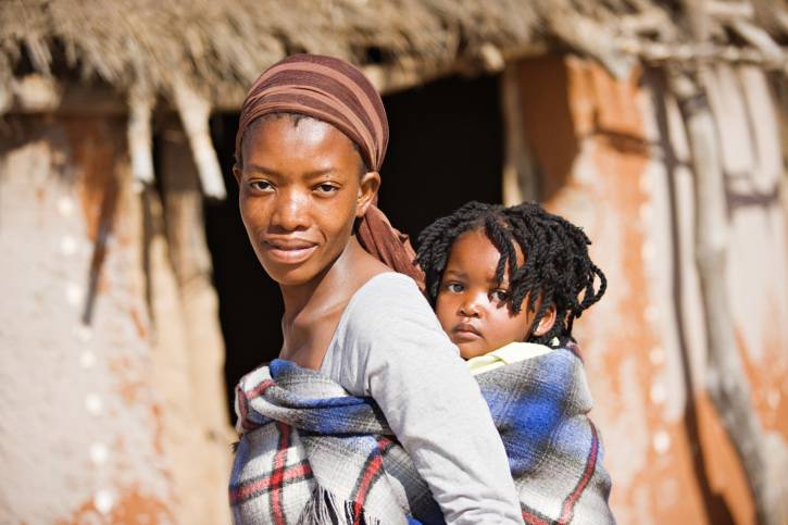 Mamma africana con bambino sulle spalle