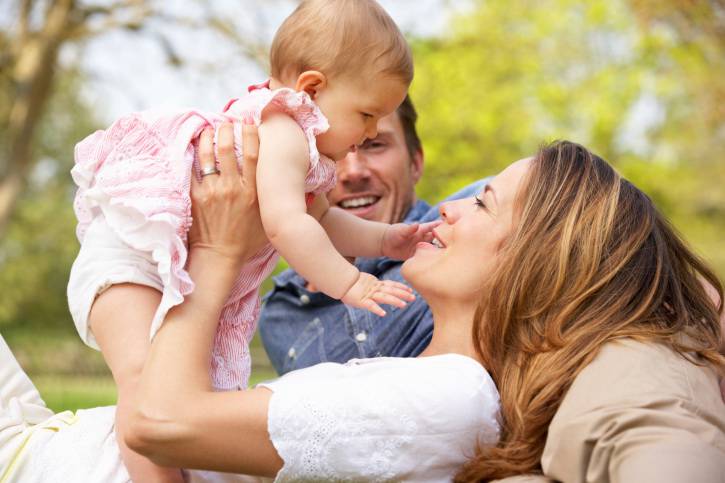 Famiglia sorridente su prato