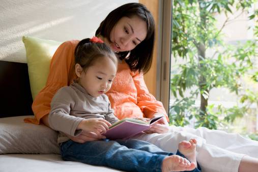 mamma che legge con sua figlia