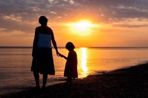 madre e figlia sulla spiaggia