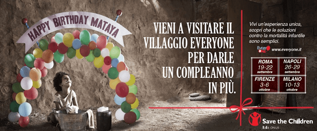 Una bambina festeggia il compleanno circondata da palloncini