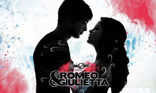 romeo e giulietta si guardano abbracciati