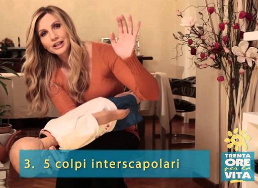 lorella cuccarini mentre fa le manovre per la disostruzione pediatrica