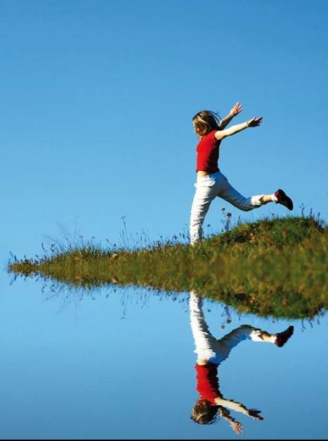 bambino con immagine riflessa nel lago