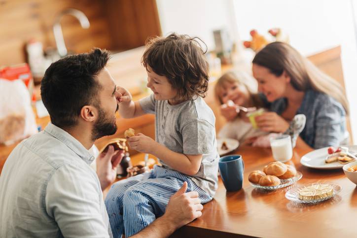 papà insegna amore per la mamma