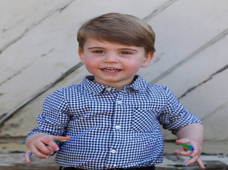 Il principe Louis compie 2 anni: le foto pubblicate da mamma Kate