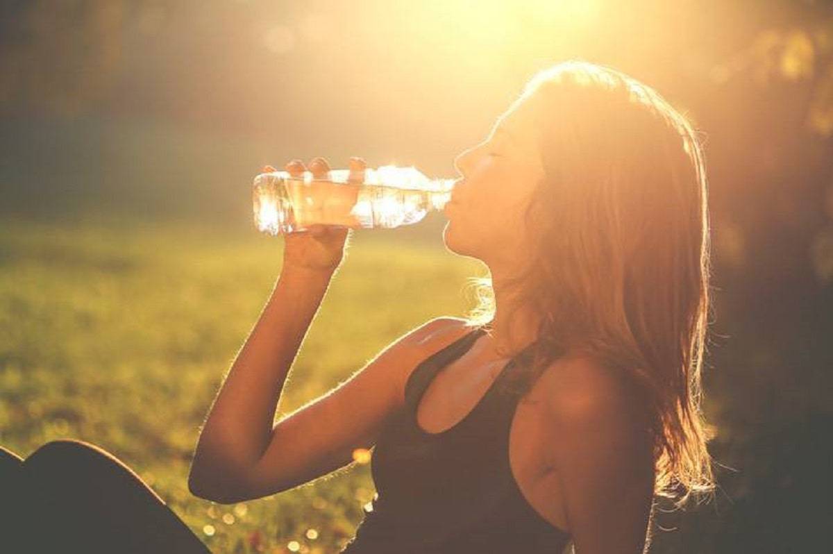 ragazza beve acqua